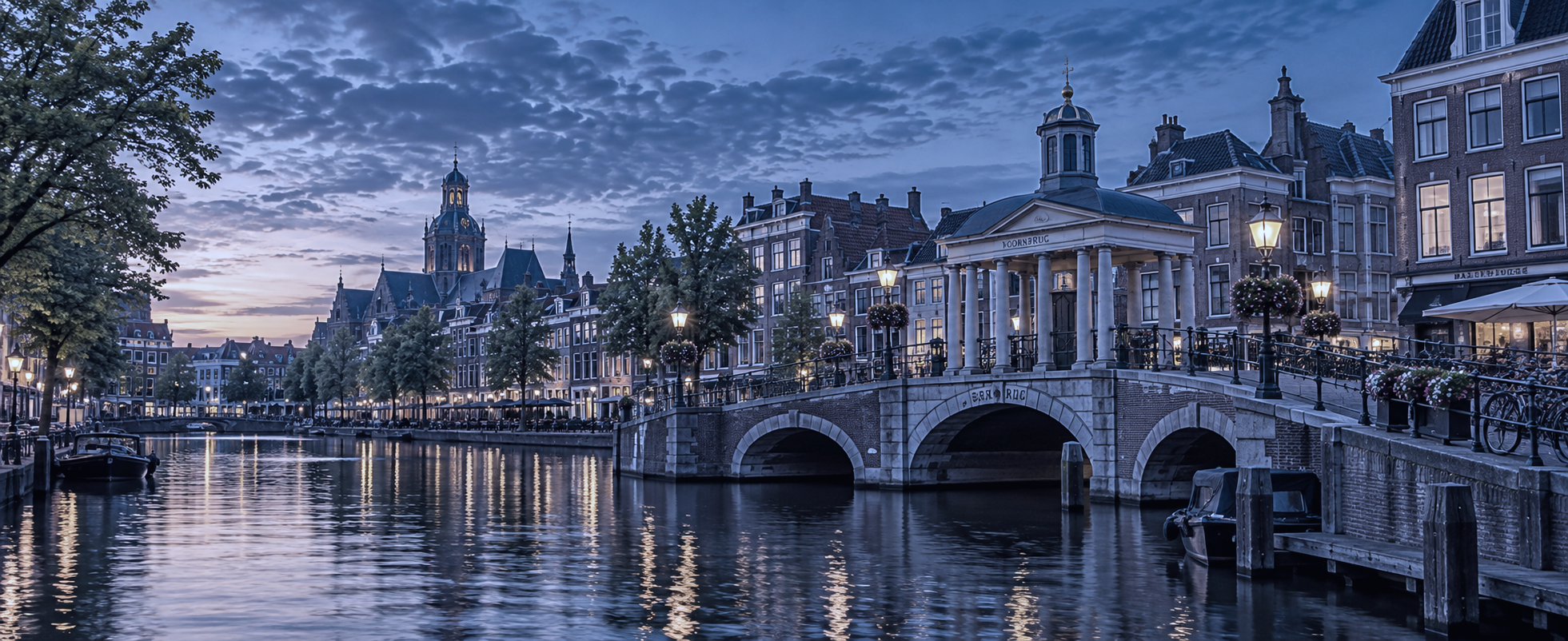 De Koornbrug en historische grachtenpanden in Leiden in de avondschemering